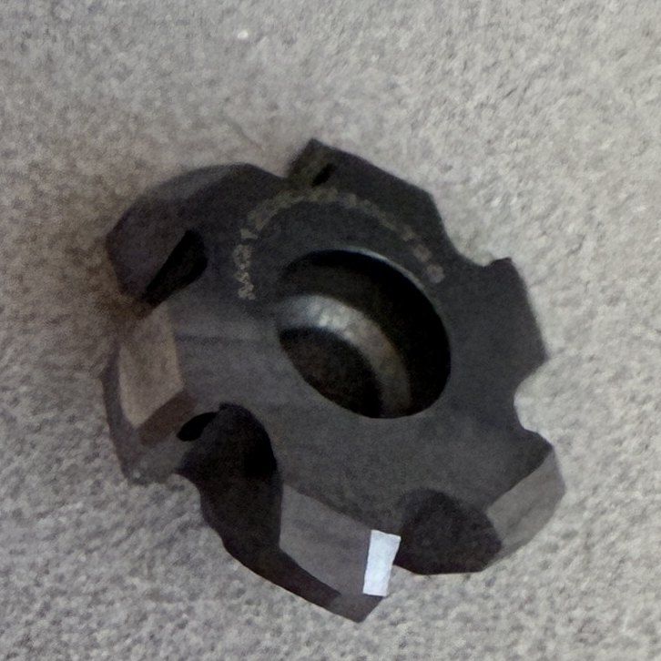 Six-tooth carbide form milling insert