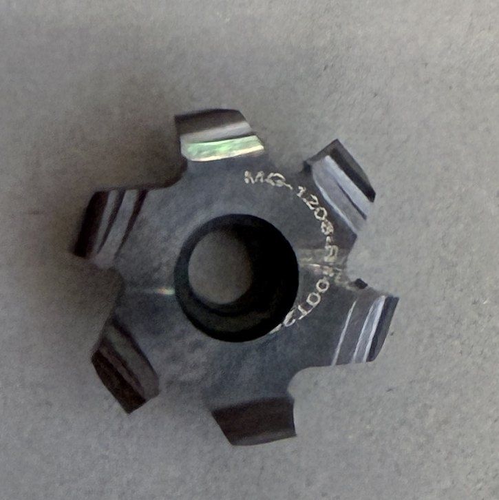 Five-tooth carbide form milling insert with radius profile