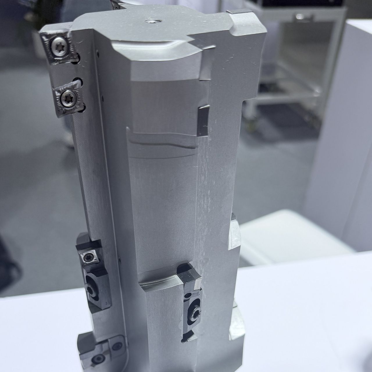 Large milling head with indexable cartridges