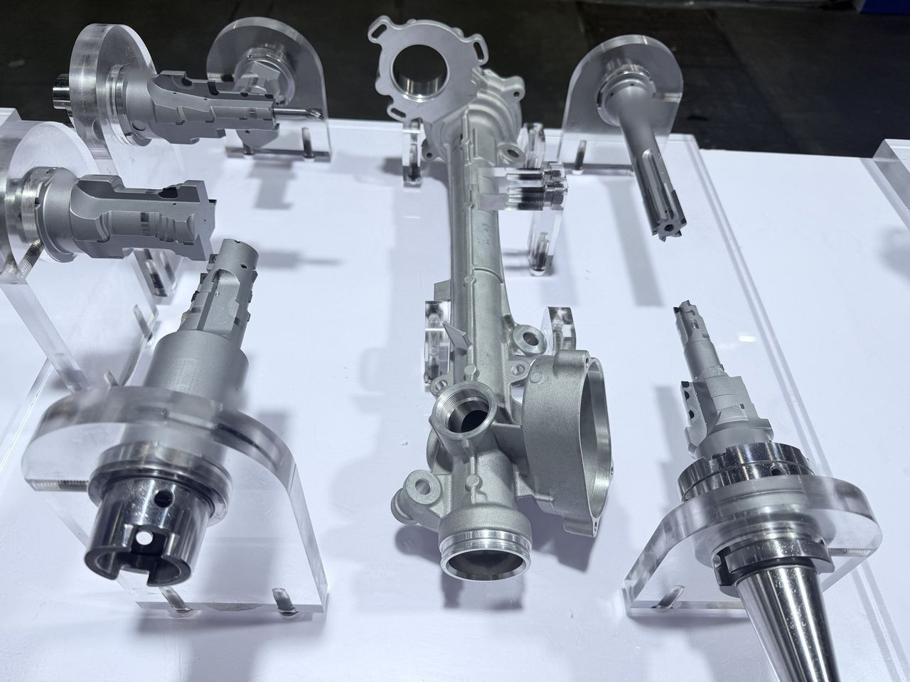 Multi-step PCD tools arranged around a cast aluminium steering housing